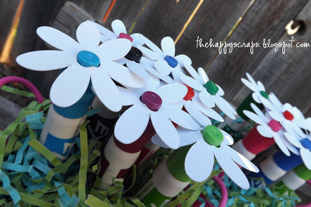 How cute is this dry erase marker bouquet? Simple gift that's dressed up and sure to make any teacher smile! Get the tutorial @thehappyscraps.