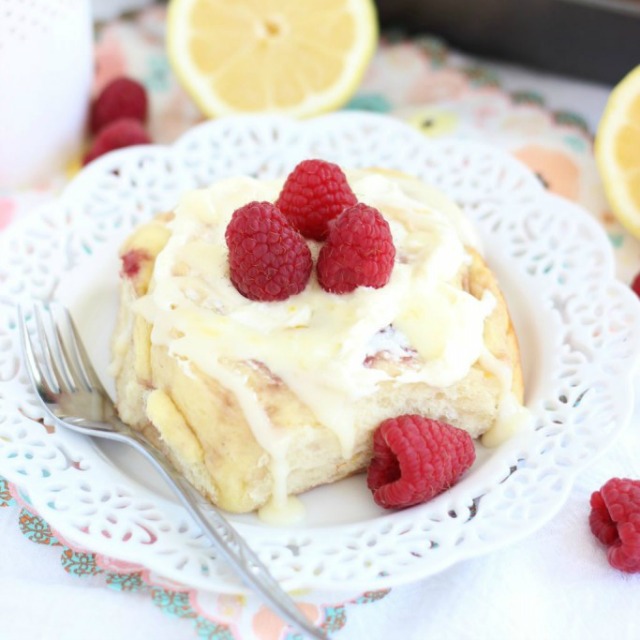 lemon-raspberry-sweet-rolls-with-lemon-mascarpone-frosting-5-683x1024