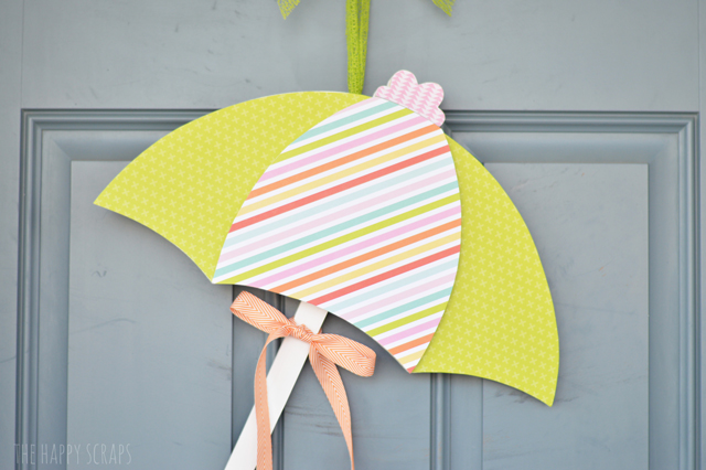 This Umbrella Door Hang is the perfect addition to your front door for Spring time. See how to make your own from @thehappyscraps.