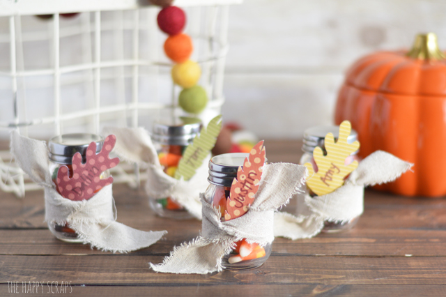 Thanksgiving is almost here! If you're looking for place cards at the last minute, then give these Quick & Easy Thanksgiving Place Cards a try! 