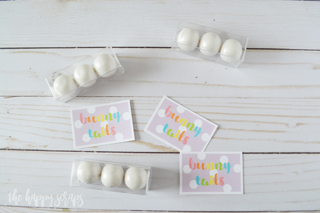 Need a little favor for an Easter get together? Check out this cute little Bunny Tails Easter Favor idea that is perfect for sharing with everyone. 