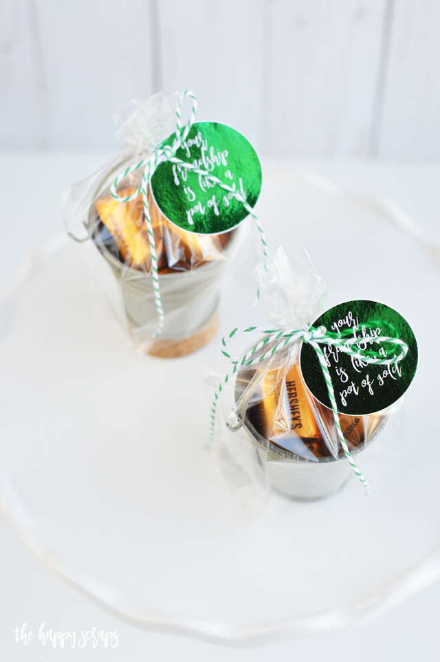 This Pot of Gold St. Patrick's Day Gift is the perfect little shiny thing to give your neighbors and friends for St. Patrick's Day! They'll love it! 