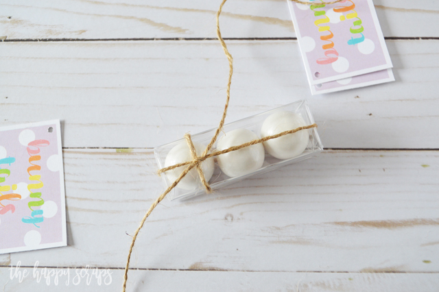 Need a little favor for an Easter get together? Check out this cute little Bunny Tails Easter Favor idea that is perfect for sharing with everyone. 