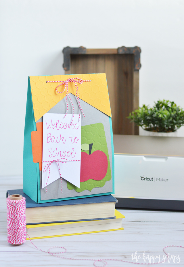 Any teacher would love to receive this Back to School Teacher Gift Bag made with the Cricut! Fill it up with some supplies or their favorite treats! 