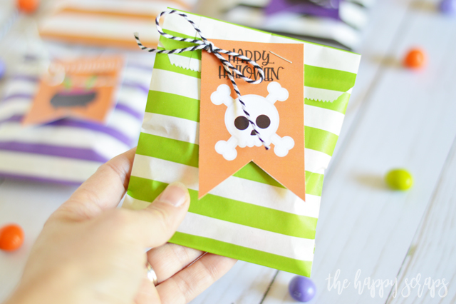 Not only are these Halloween Treat Bags with Printable Tags easy and fun to put together, but you can use the tag for other Halloween gifts.