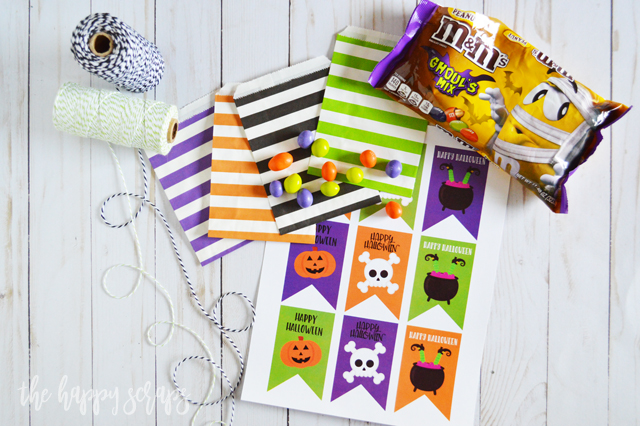 Not only are these Halloween Treat Bags with Printable Tags easy and fun to put together, but you can use the tag for other Halloween gifts.