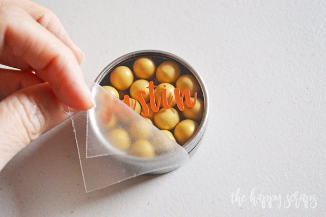 These Round Tin Thanksgiving Place Cards are the perfect addition to your Thanksgiving table. They're quick and easy to make too! 