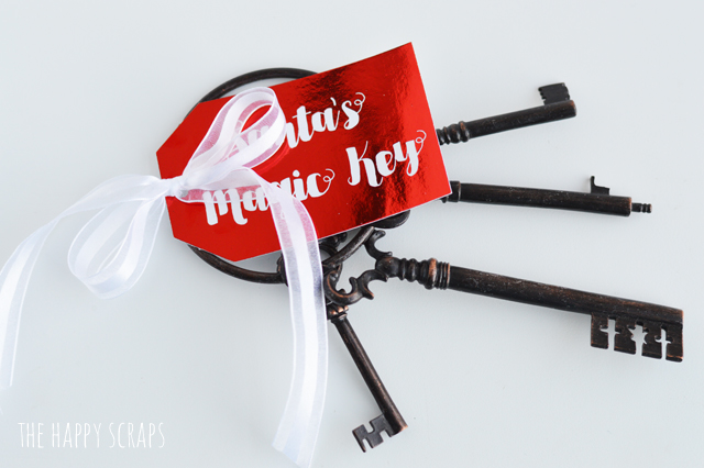 Create this Santa's Magic Key Ornament to add to your tree, or hang in your home. It's a fun project + Santa will need a key, if you don't have a chimney.