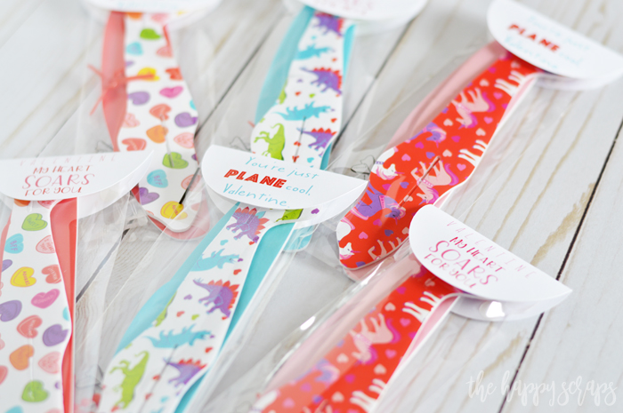 These Cricut Print then Cut Airplane Valentines will be the hit of the classroom party! Get the printable cut file on the blog. 